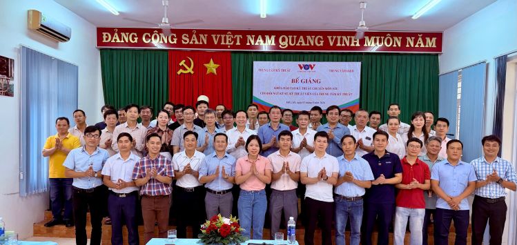 Bế giảng khóa đào tạo “Kỹ thuật chuyên môn sâu” tại Trung tâm Kỹ thuật<br /><span style="font-weight:normal;">Ngày 01/8/2026, tại Đài phát sóng khu vực Tây Nguyên, phường Eakao, tỉnh Đăk Lăk, Trung tâm Nghiên cứu và ứng dụng Công nghệ Truyền thông (R&D) và Trung tâm Kỹ thuật đã tổ chức lễ bế giảng khóa đào tạo “Kỹ thuật chuyên môn sâu” cho đội ngũ kỹ sư, kỹ thuật viên của Trung tâm Kỹ thuật, Đài Tiếng nói Việt Nam.</span>